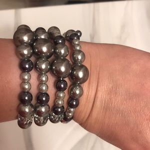 Beaded bracelet with black pearls and silver beads